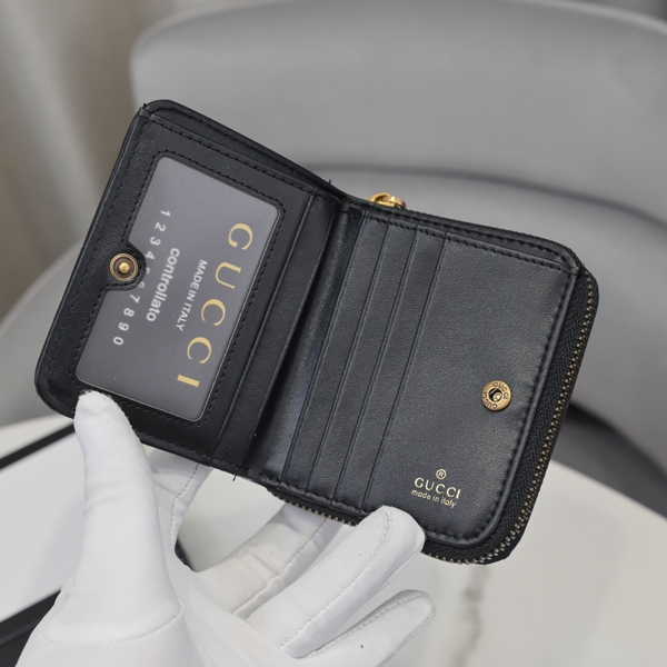 グッチ財布コピー着用イメージ